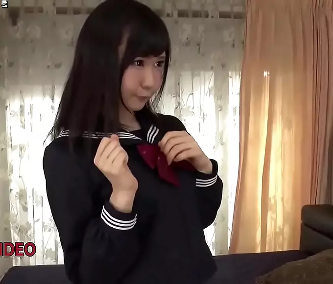 挺进 Seductive Schoolgirl Reveals Her Stunning Curves in Class