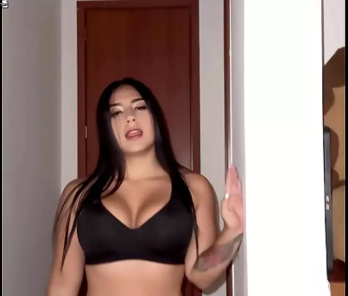 粉嫩 Skilled Blowjob Queen Displays Amazing Oral Techniques