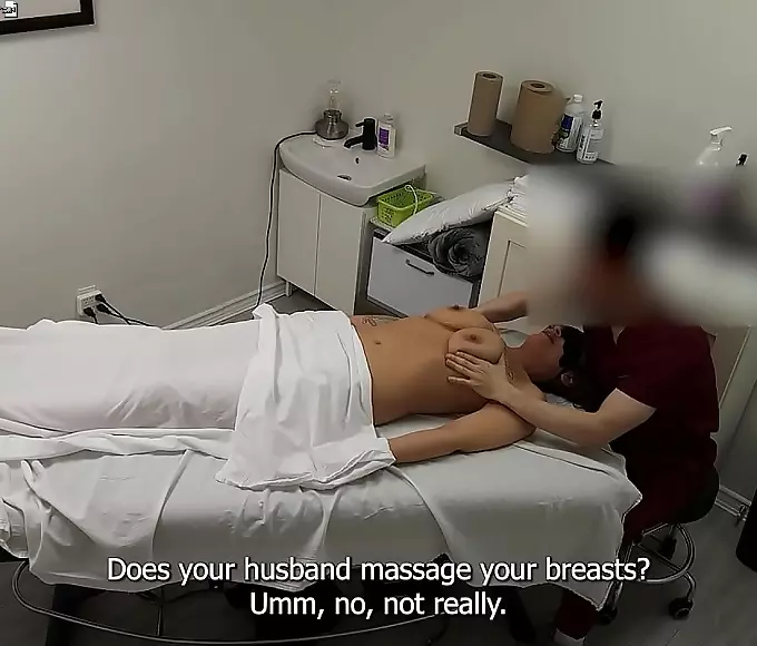一区 Sexy Thai Woman in Lingerie Delivers Pleasurable Blowjob