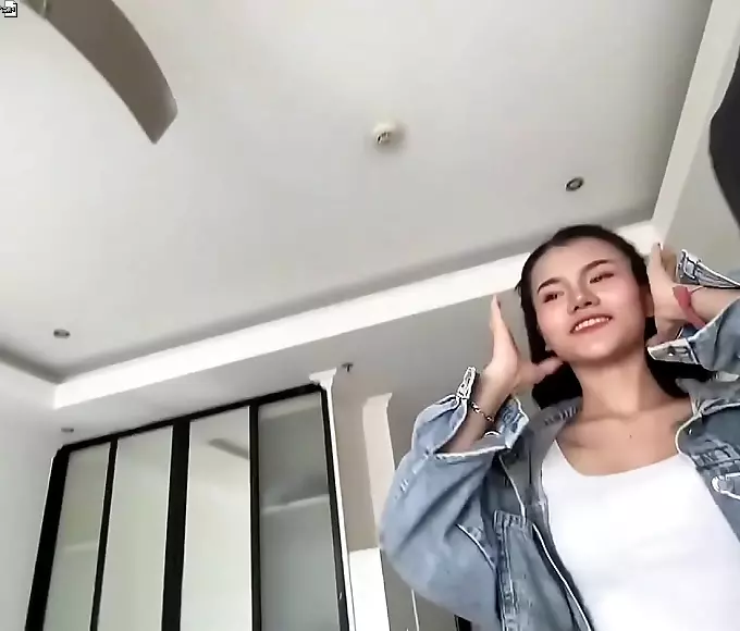 床戏 到高潮 Sensual Nurse Shows Her Breasts and Takes Cock