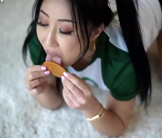 欧美 gay Sizzling F-Cup Housewife Reveals Her Perfect Body in
