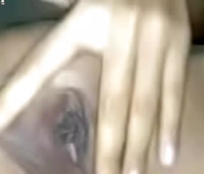 图片 Seductive Japanese MILF Offers Sweet Pussy Kisses Over