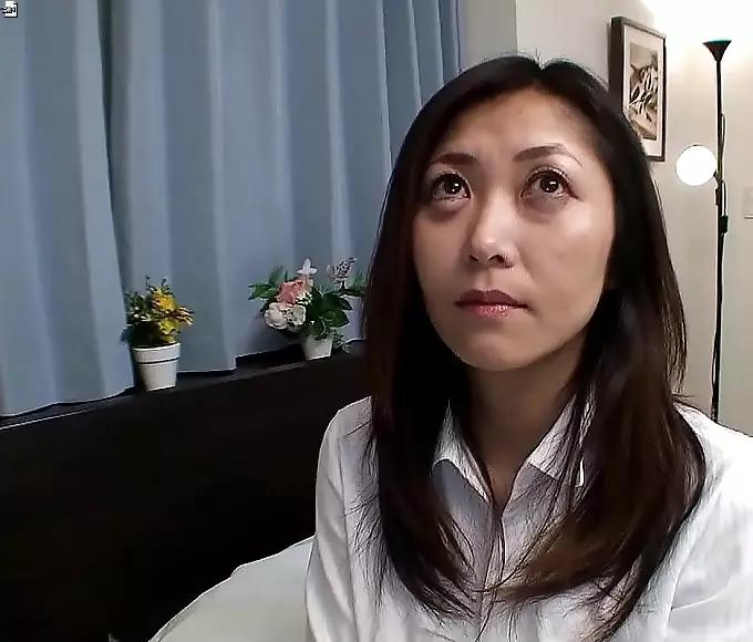 一区 Seductive Japanese Babe Teases Her Smooth Pussy Till