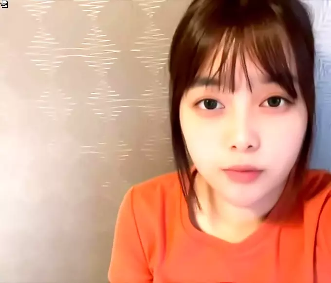 二区 Asian With Glasses Delivers Unforgettable Blowjob Experience