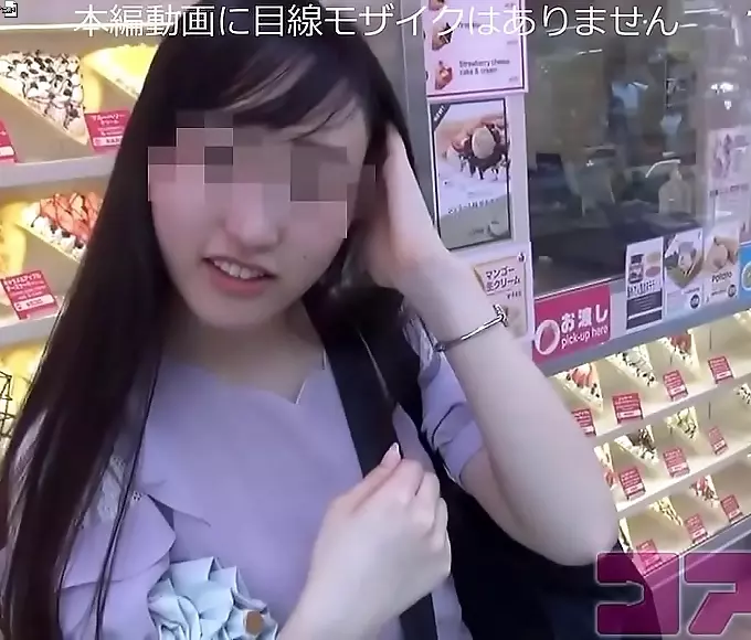 Skilled Teen Uses Magical Hands For Deep Throat