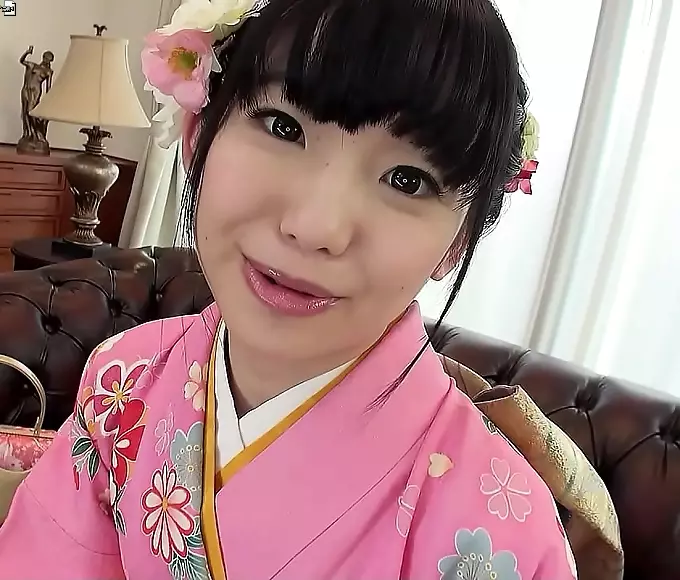 Sizzling Japanese Beauty Reveals Her Seductive Curves with